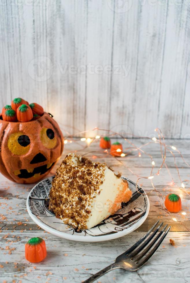 fatia de bolo de especiarias de halloween com luzes e decorações foto