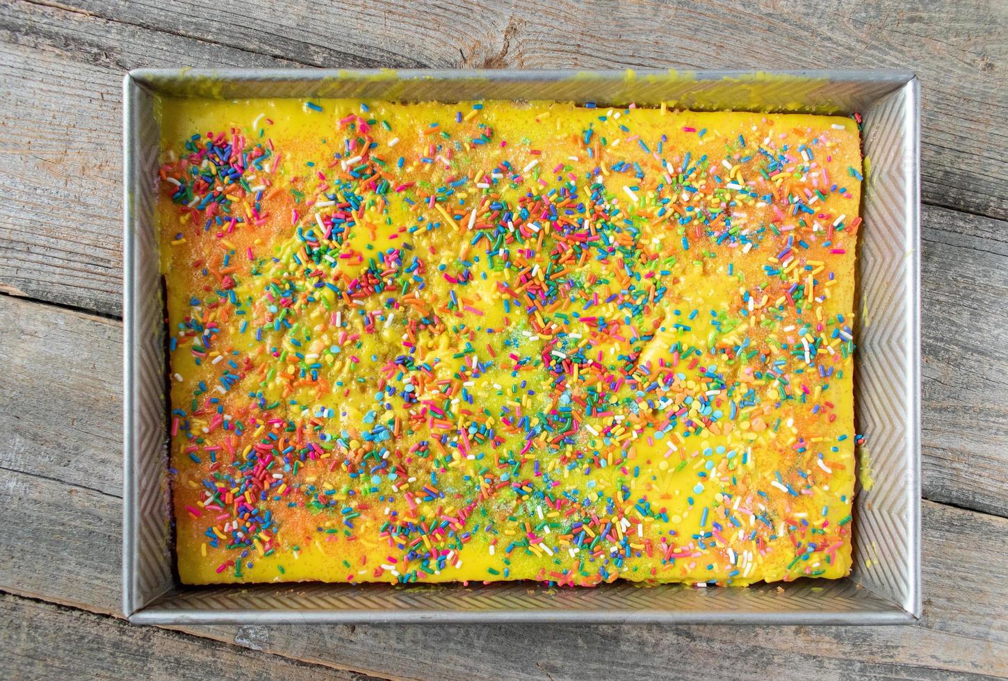 bolo de folha amarela polvilhado colorido em forma plana de retângulo foto