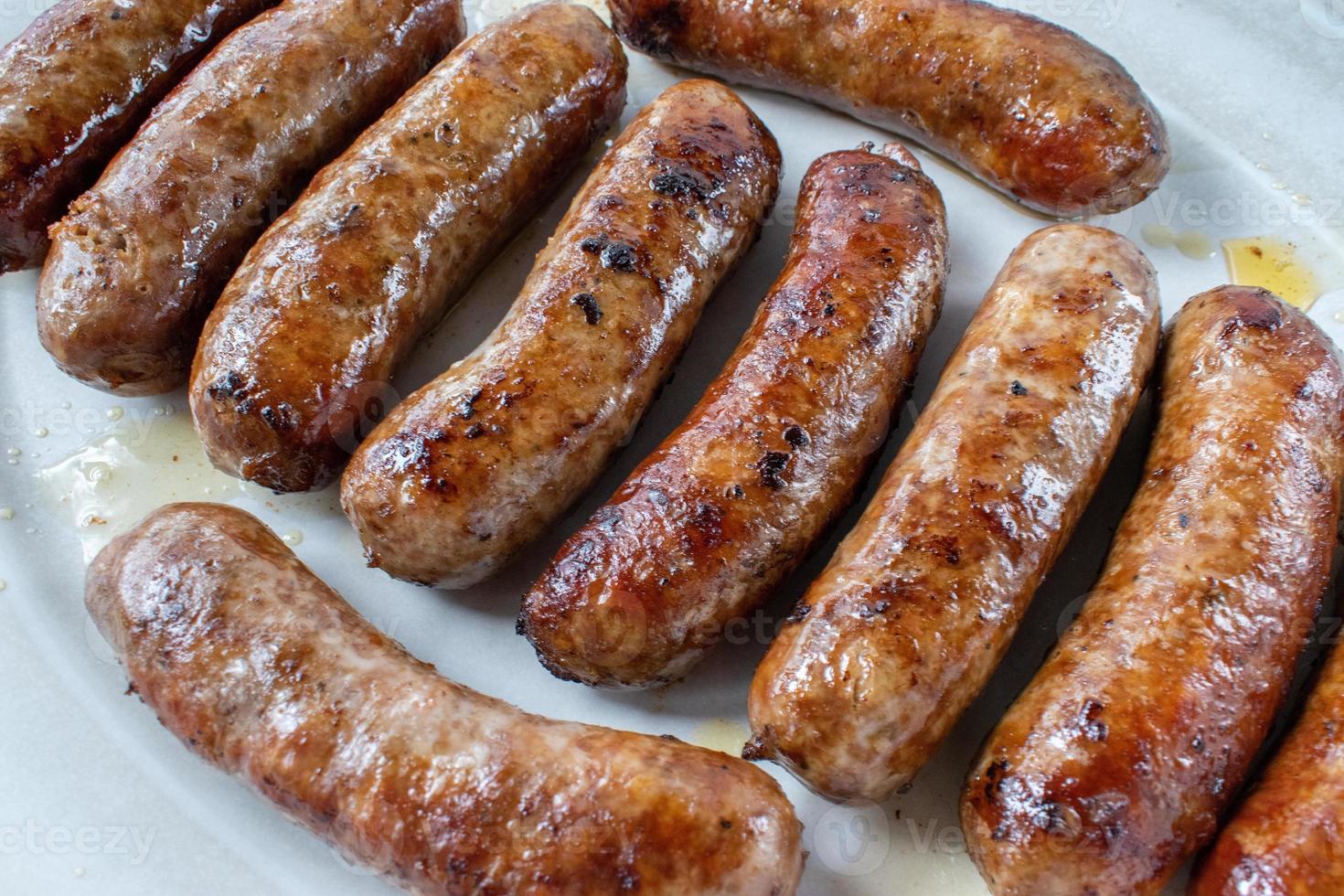 grande prato de salsichas italianas castanhas douradas fritas foto