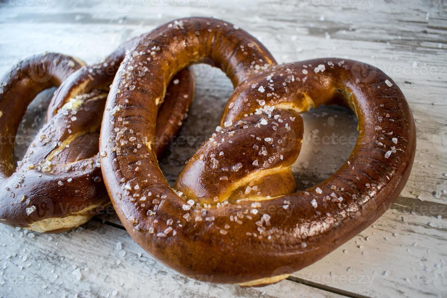 pretzels bávaros com sal e mostarda foto