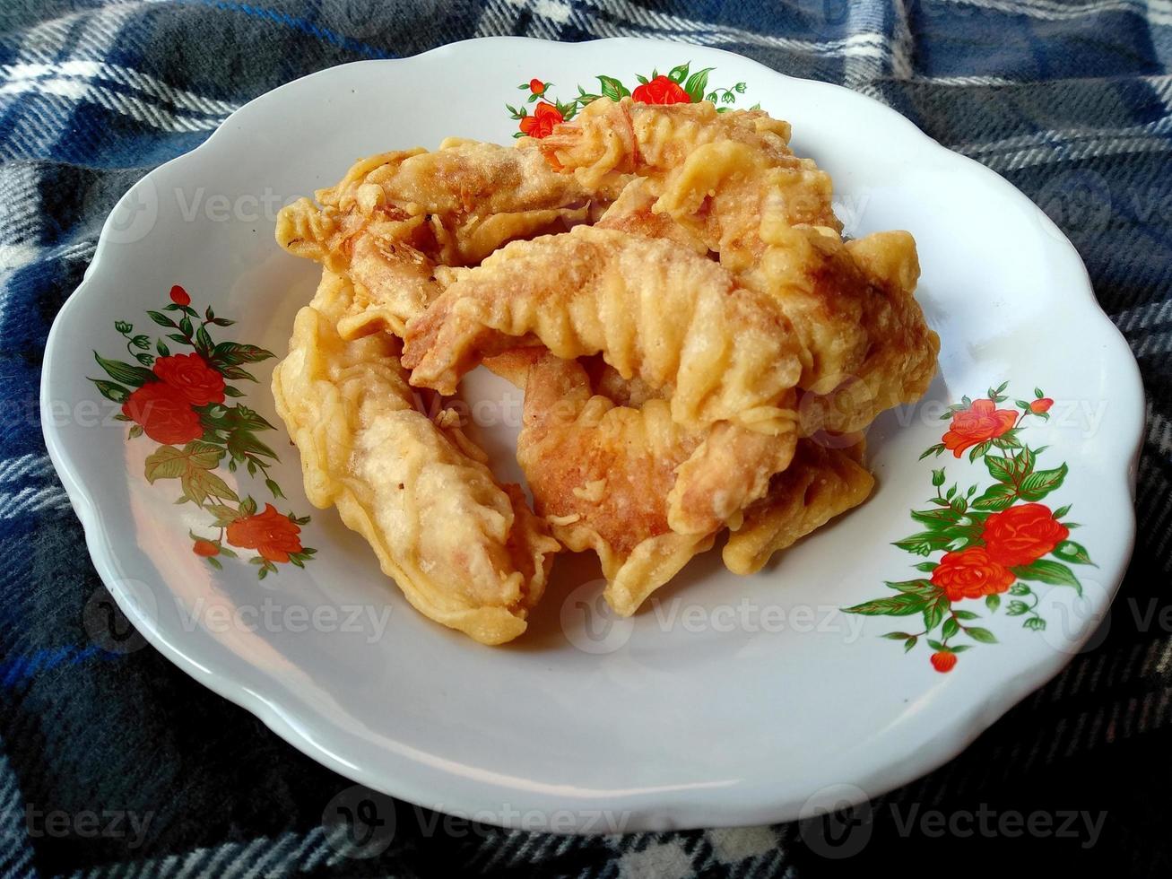 udang goreng tepung ou tempura em um prato. comida culinária indonésia foto