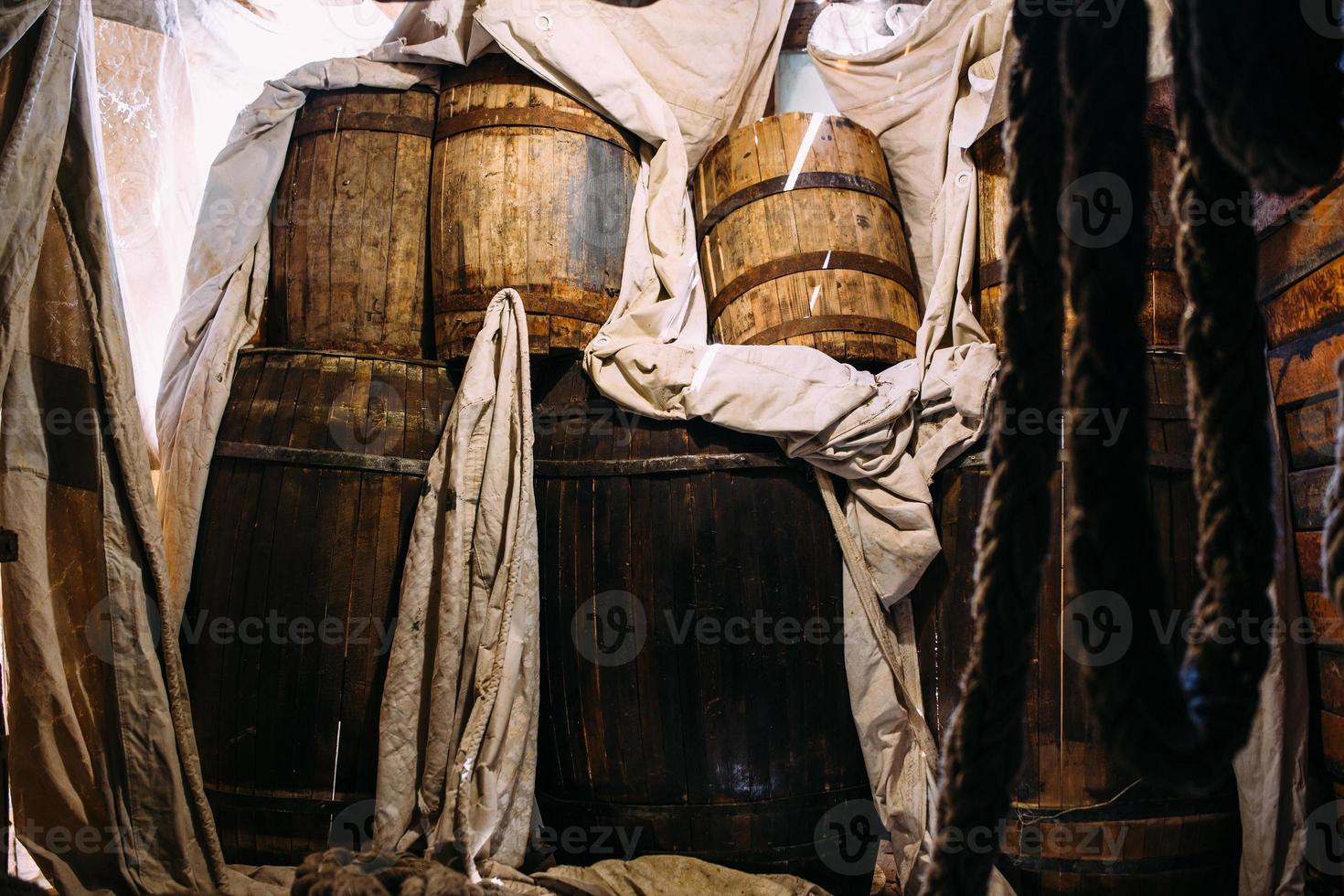 guincho de madeira de um veleiro e cordas no convés do navio de guerra pirata medieval foto