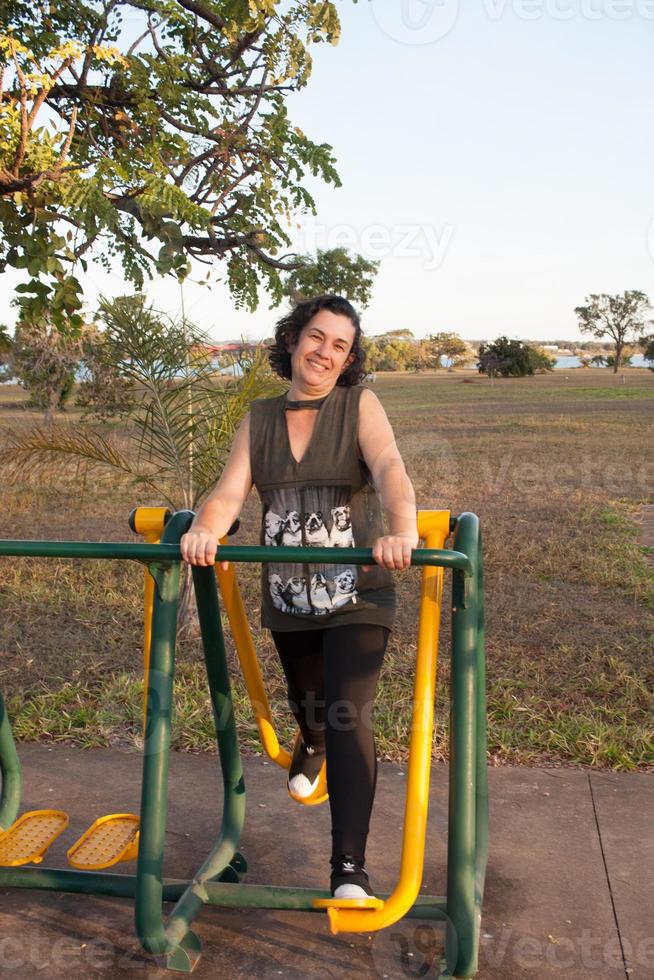 mulher madura malhando tentando entrar em forma em um parque de fitness ao ar livre foto