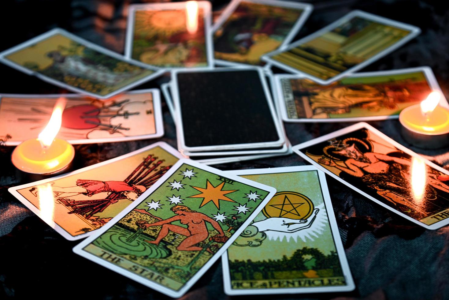 leitura de tarô com fundo de cartão de tarô e luz de velas na mesa para astrologia mágica oculta horóscopos espirituais e leitura de palma cartomante leitor de tarô foto