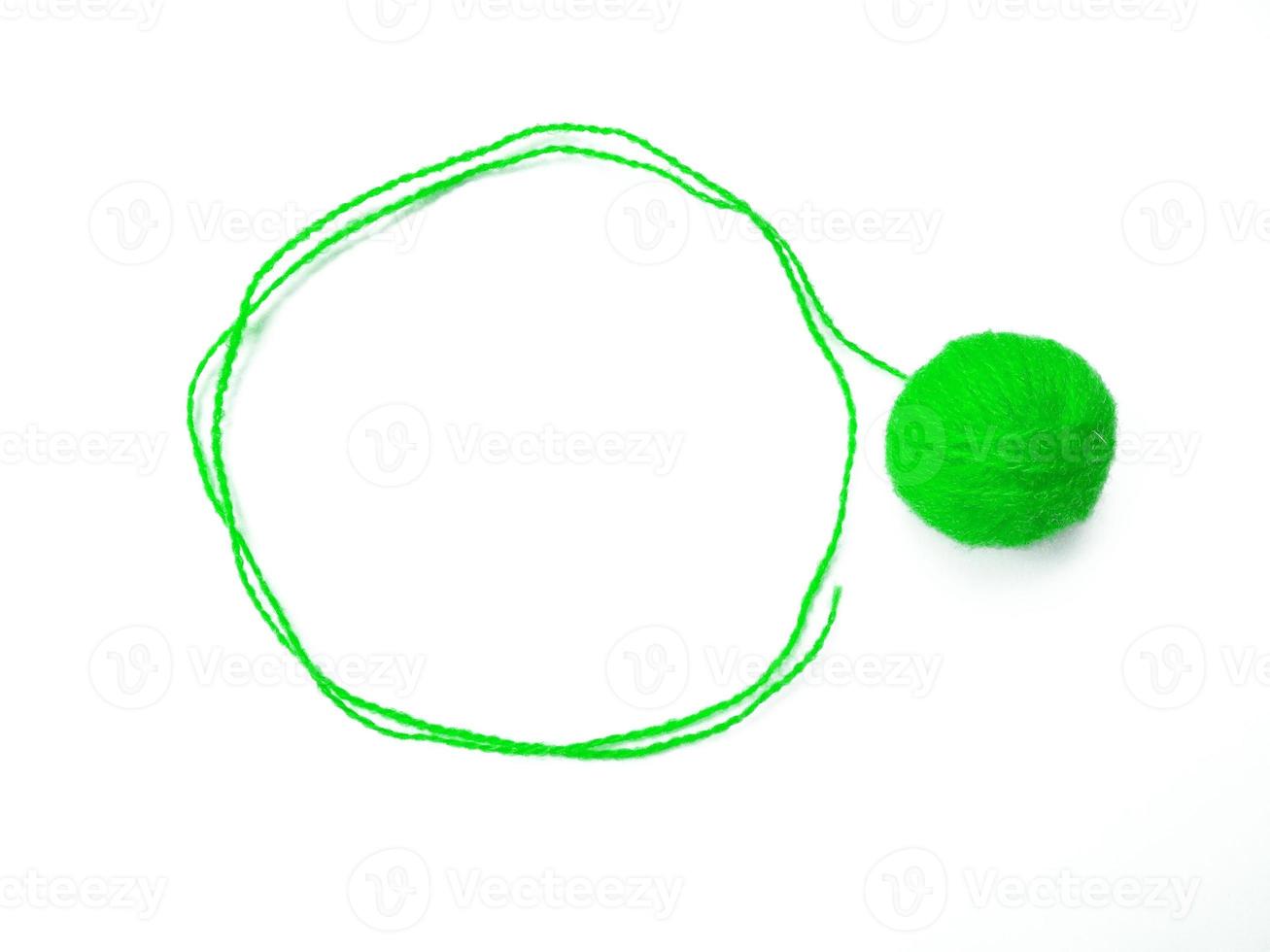 círculo de fios de tricô em forma de isolado no fundo branco foto