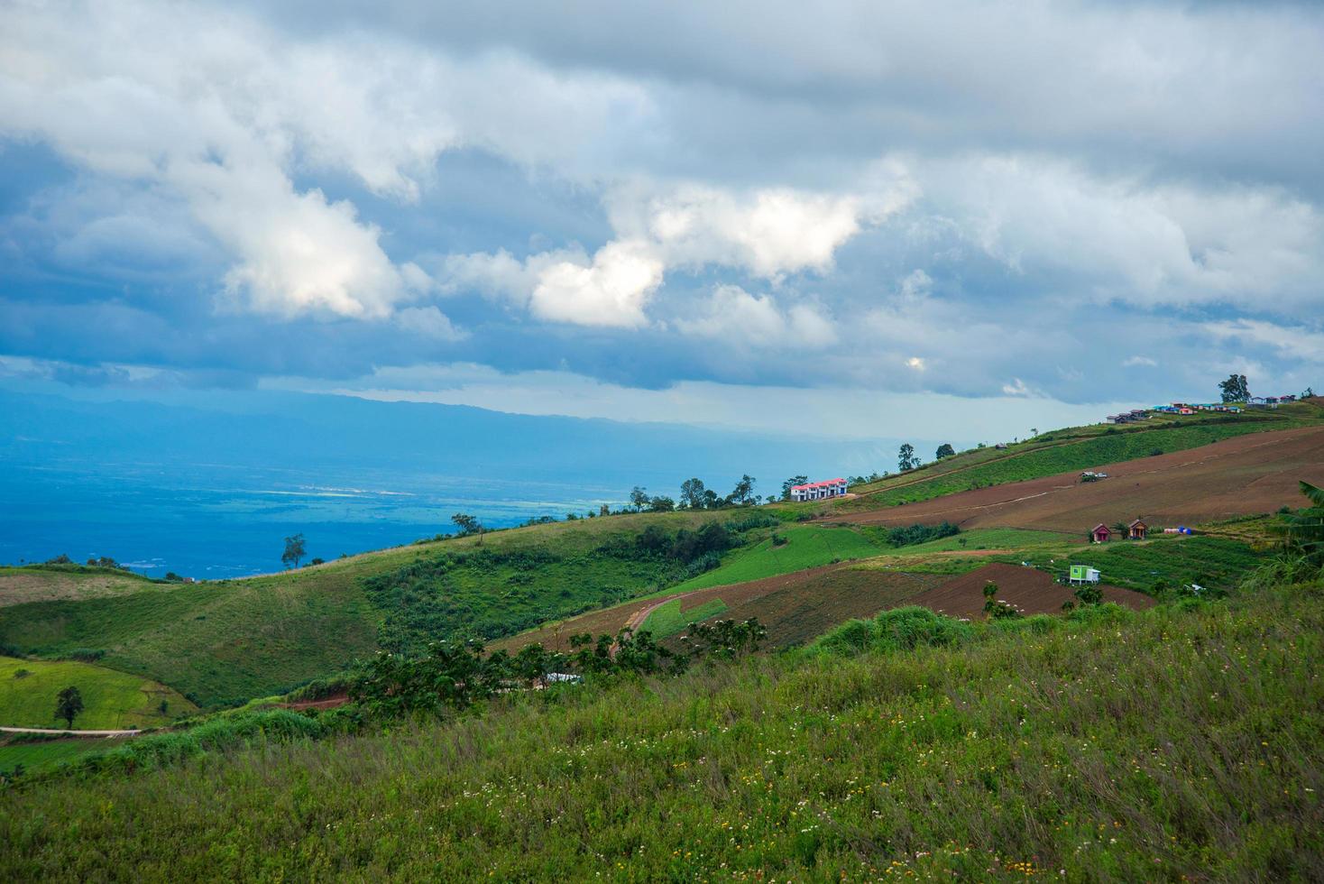 aldeia na colina área agrícola montanha com casa aldeia na colina rural foto