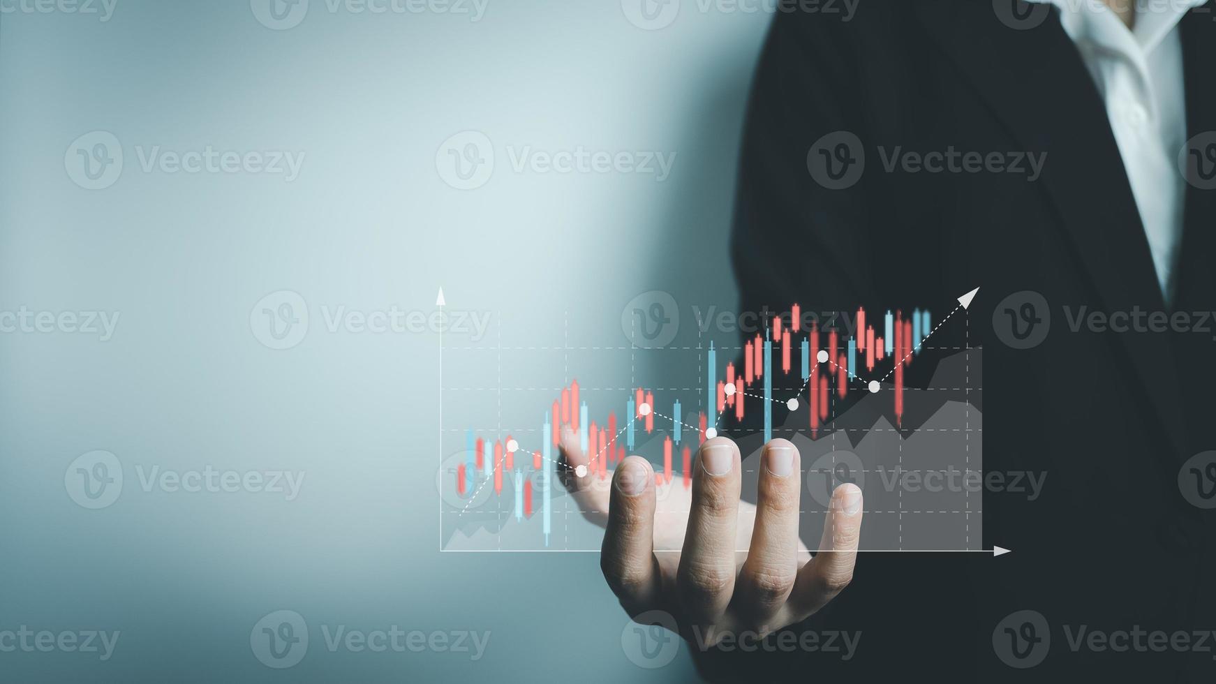 investidor analisa ações, plano de investimento e negócios do comerciante, crescimento do mercado de ações, negociação forex, progresso e sucesso do investimento, progresso econômico, finanças com tecnologia de internet. foto