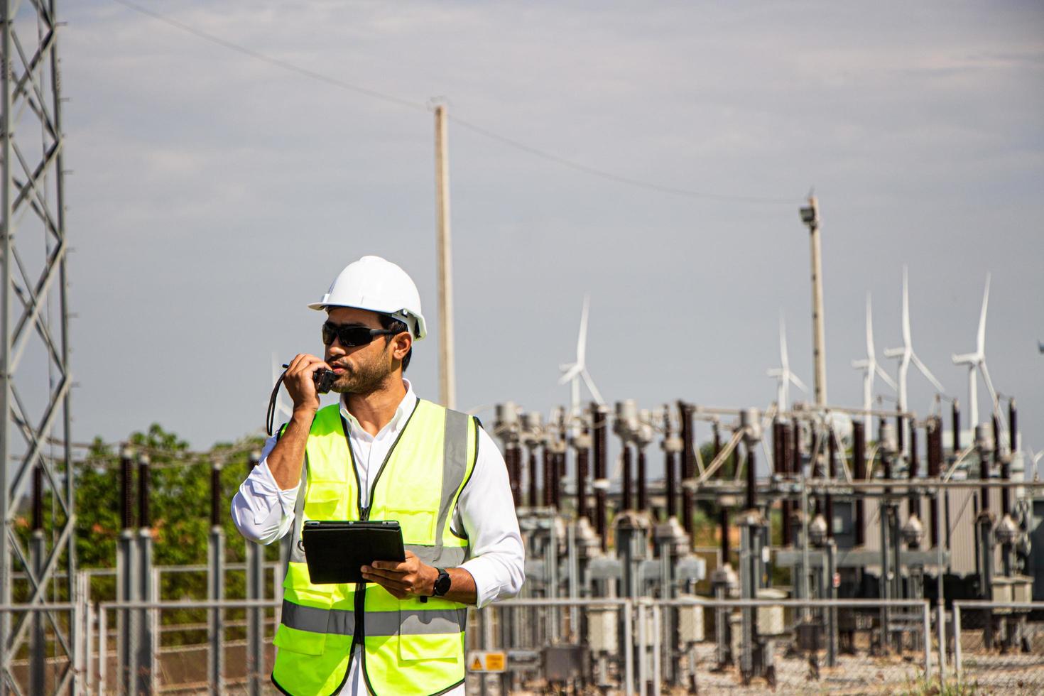 equipe de engenheiros trabalhando na fazenda de turbinas eólicas. energia renovável com gerador eólico pelo conceito de energia alternativa. foto