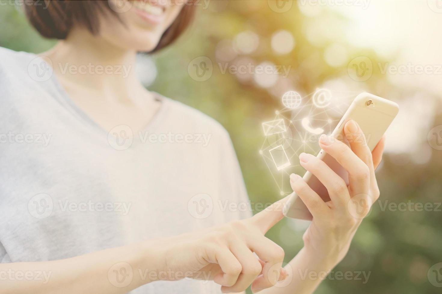 mão de mulher usando telefone inteligente, entre em contato conosco conceito de conexão foto