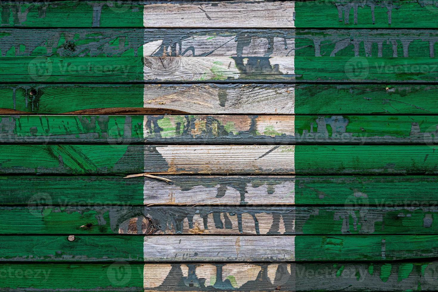 a bandeira nacional da Nigéria é pintada em placas irregulares. símbolo do país. foto