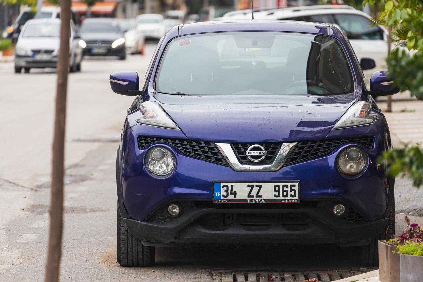 side turkey 03 de março de 2022 blue nissan juke está estacionado na rua em um dia quente foto