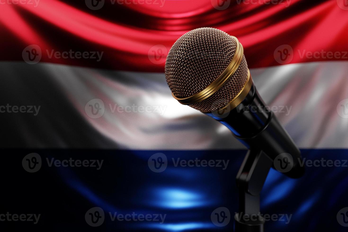 microfone no fundo da bandeira nacional da Holanda, ilustração 3d realista. prêmio de música, karaokê, rádio e equipamentos de som de estúdio de gravação foto