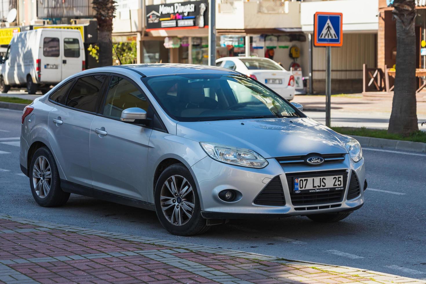 side turkey 01 de março de 2022 silver ford focus está estacionado na rua em um dia quente de verão foto