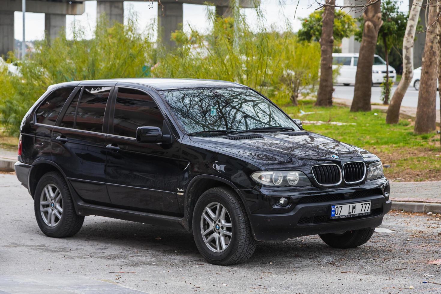 side turkey 23 de fevereiro de 2022 black bmw x5 está estacionado na rua em um dia quente foto