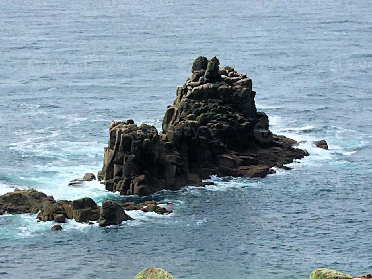 uma vista do mar em terras terminam em cornwall foto