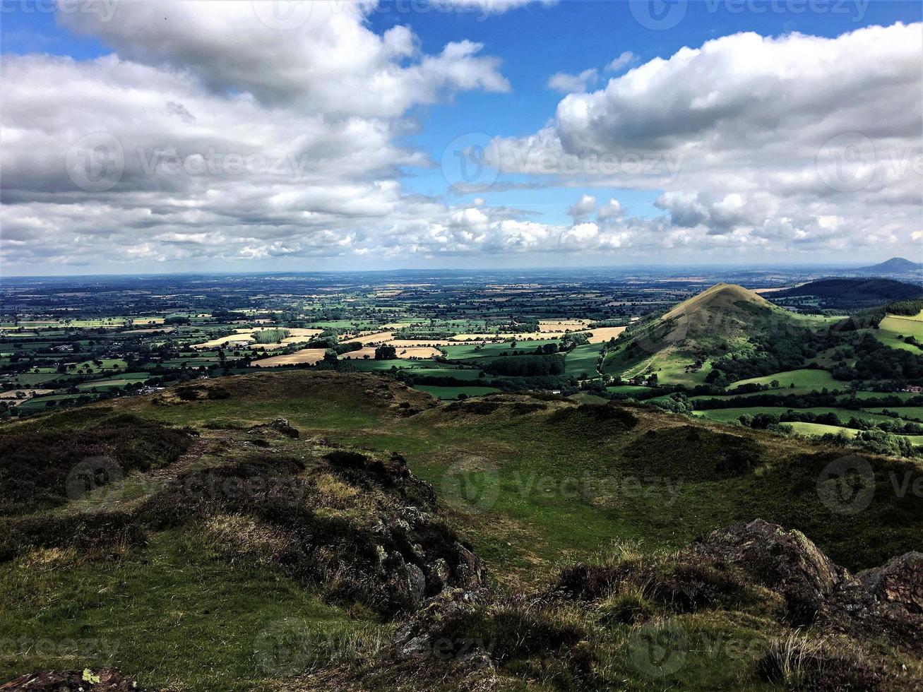 uma vista das colinas de caradoc em shropshire foto