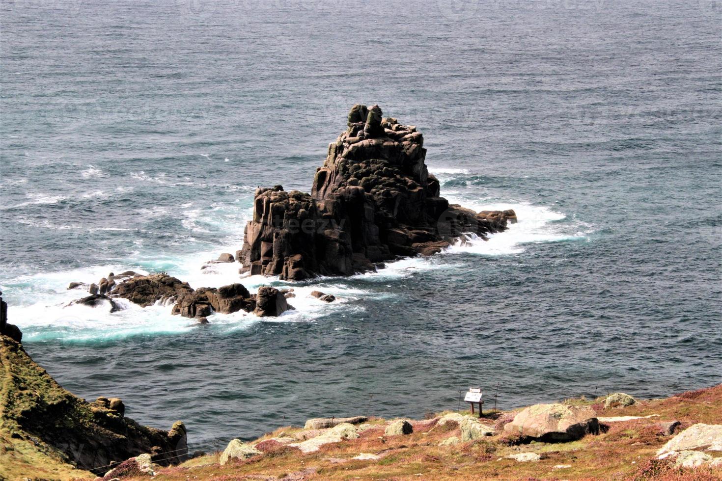 uma vista do mar em terras terminam em cornwall foto