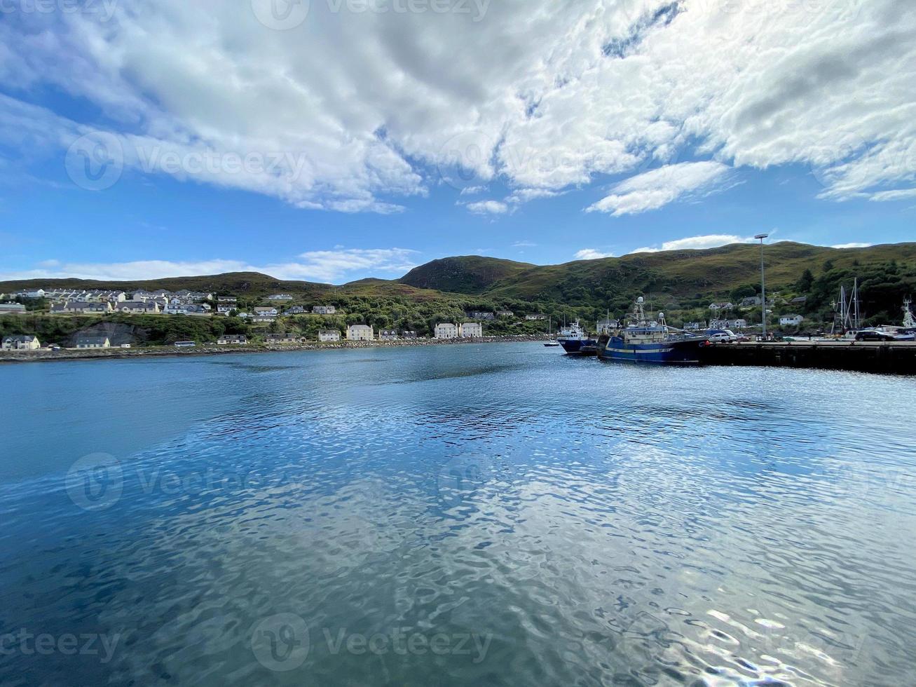 uma vista da costa escocesa em mallaig foto