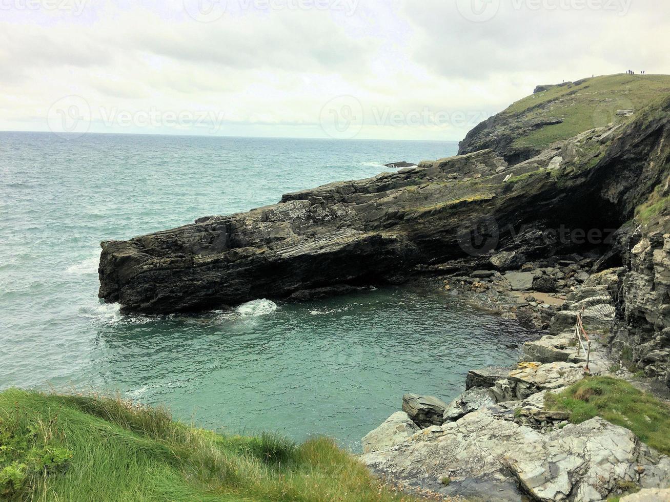 uma vista de tintagel na Cornualha foto