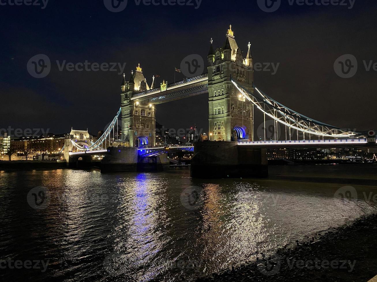 uma vista da ponte da torre à noite foto