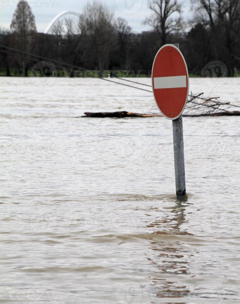 clima extremo - zona pedonal inundada em colônia, alemanha foto