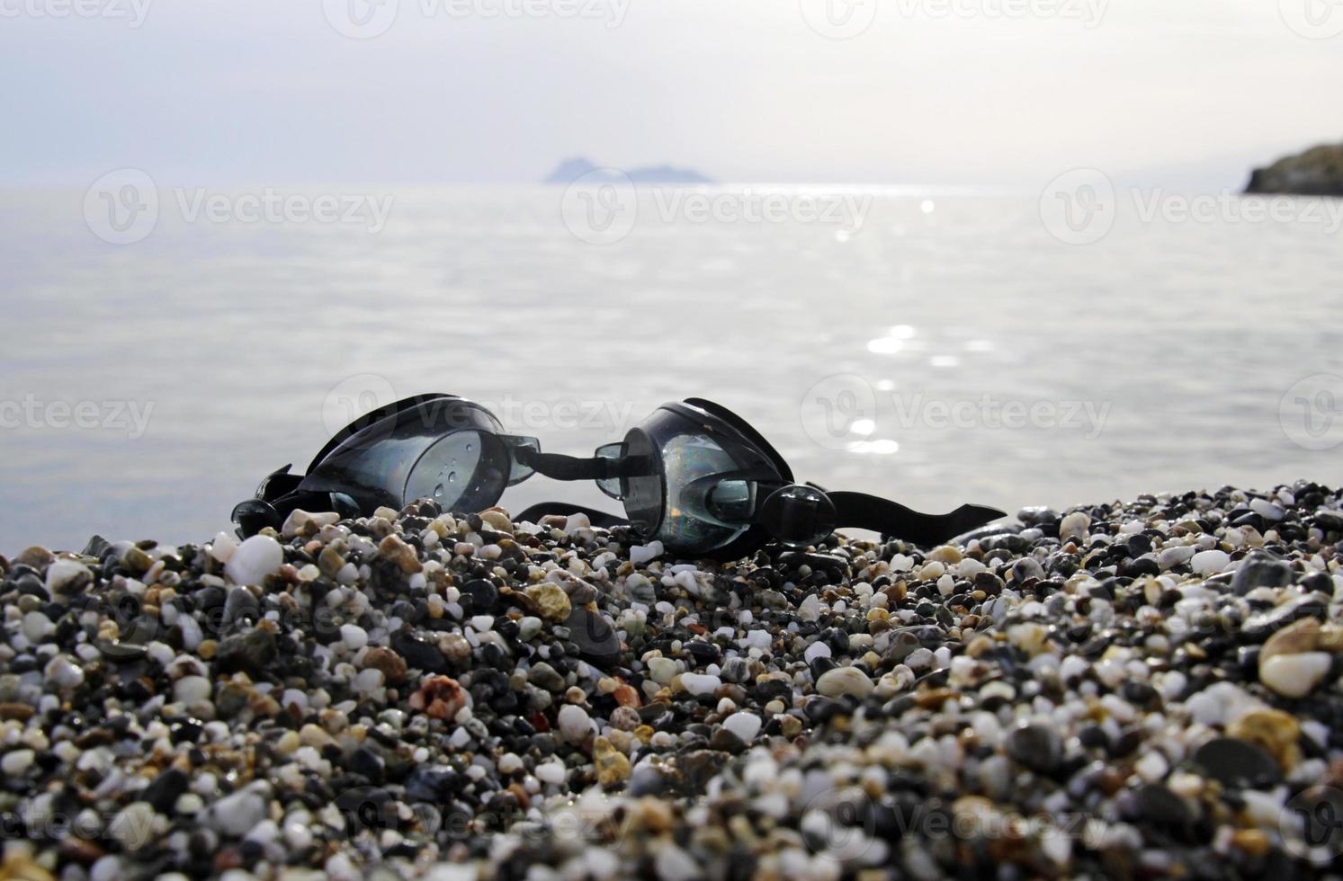 óculos de natação na praia de matala, creta, grécia foto