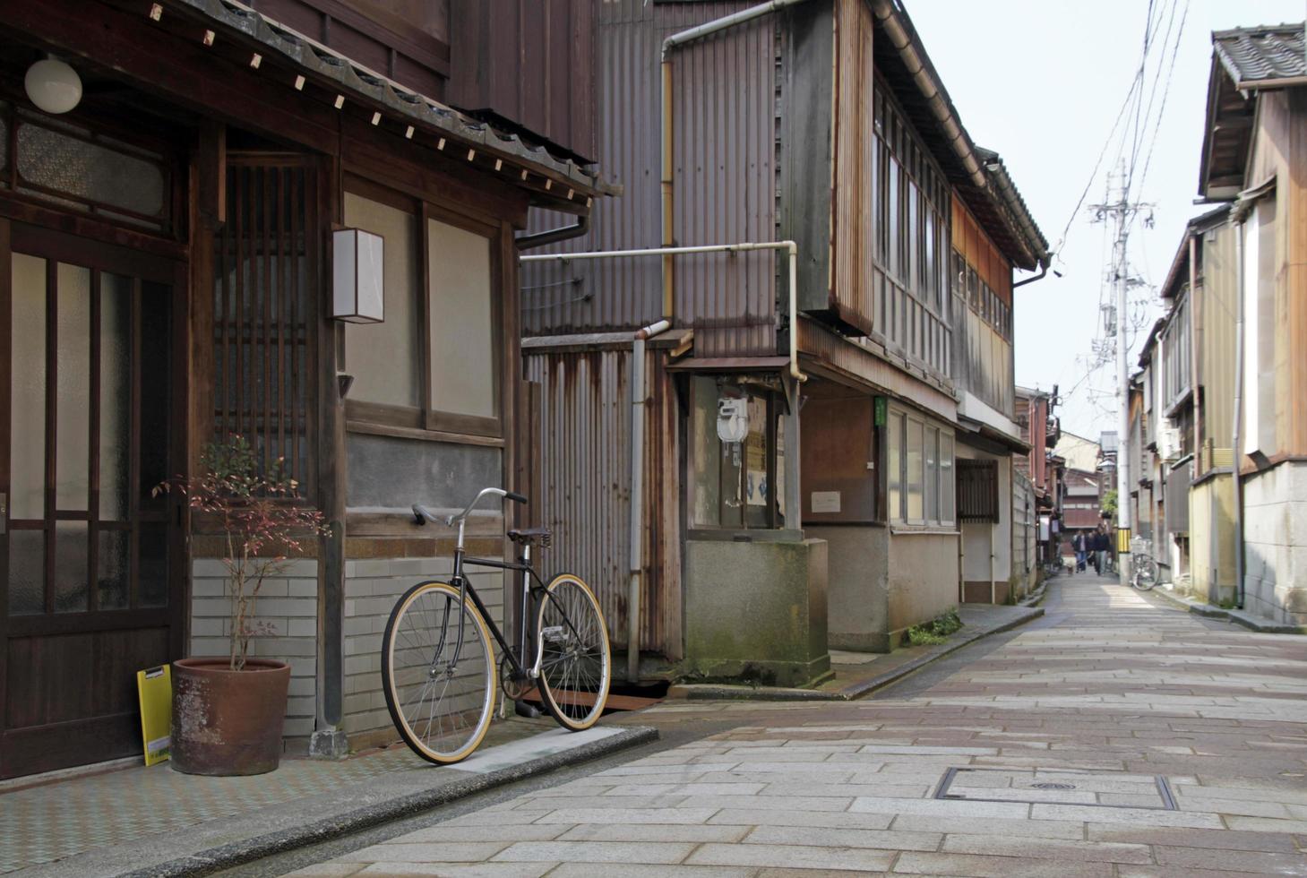 14 de junho de 2022 - kanazawa, japão - bicicleta em uma rua tranquila na cidade velha de kanazawa, japão foto