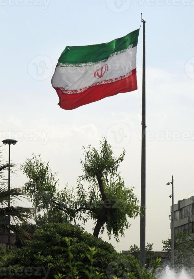 grande bandeira iraniana ao vento em Teerã, Irã foto