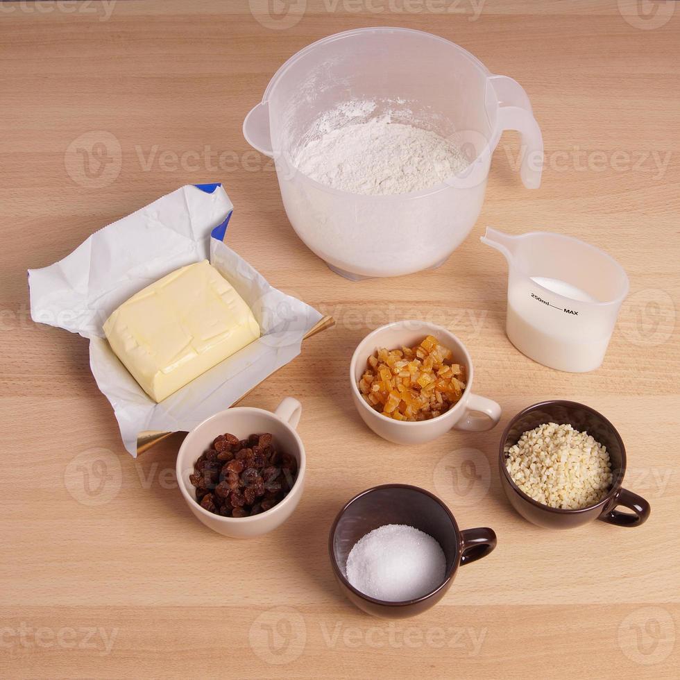 ingredientes de cozimento na mesa da cozinha foto