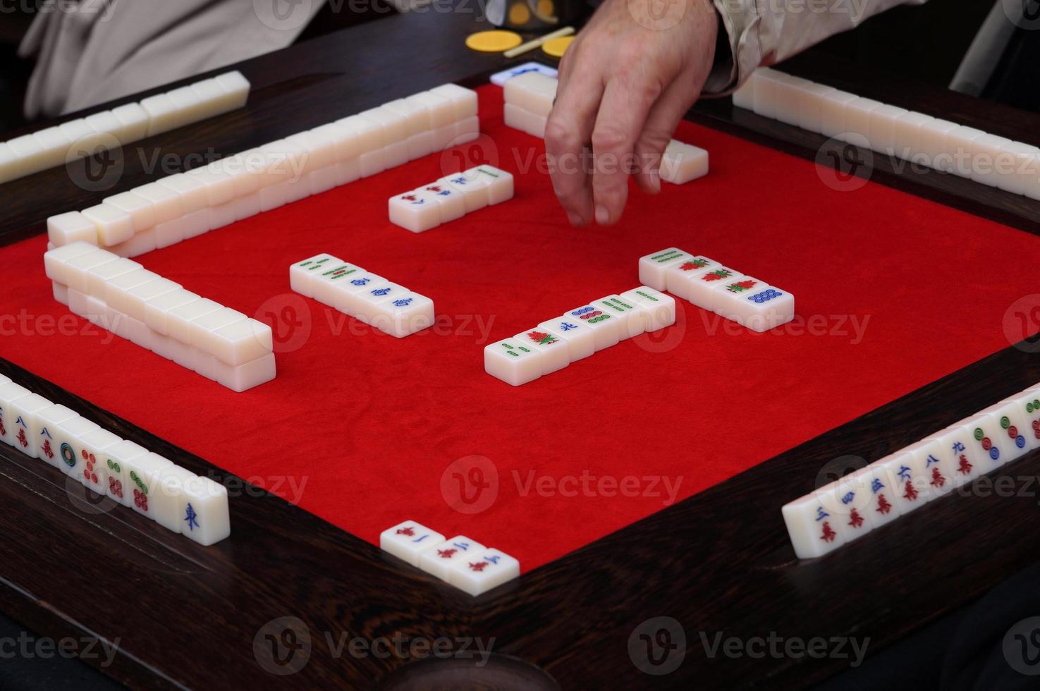 Jogos Chineses Isolados De Mahjong Em Fundo Branco Com Ladrilhos