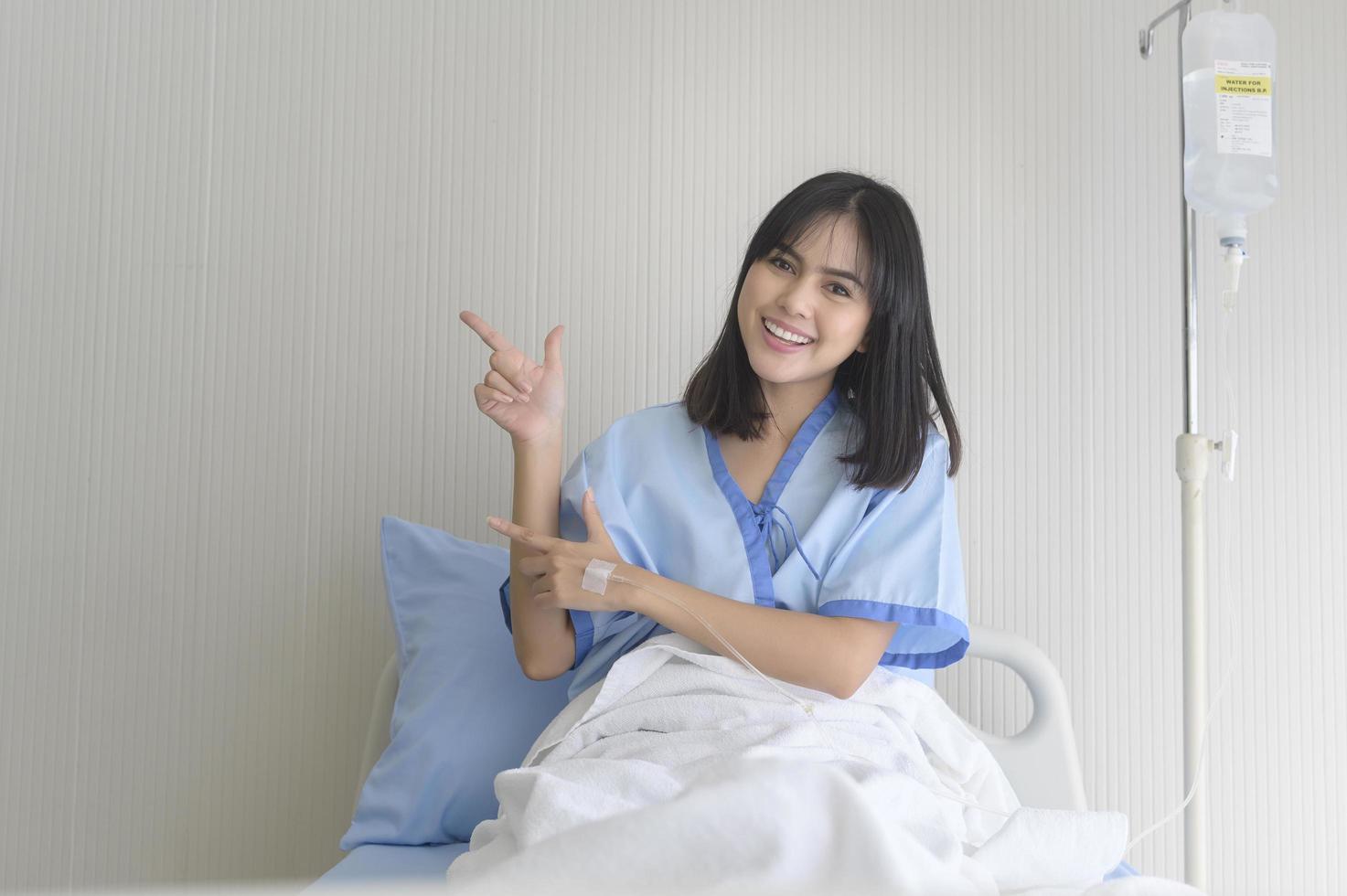 esperançosa e feliz jovem paciente no hospital, cuidados de saúde e conceito médico foto