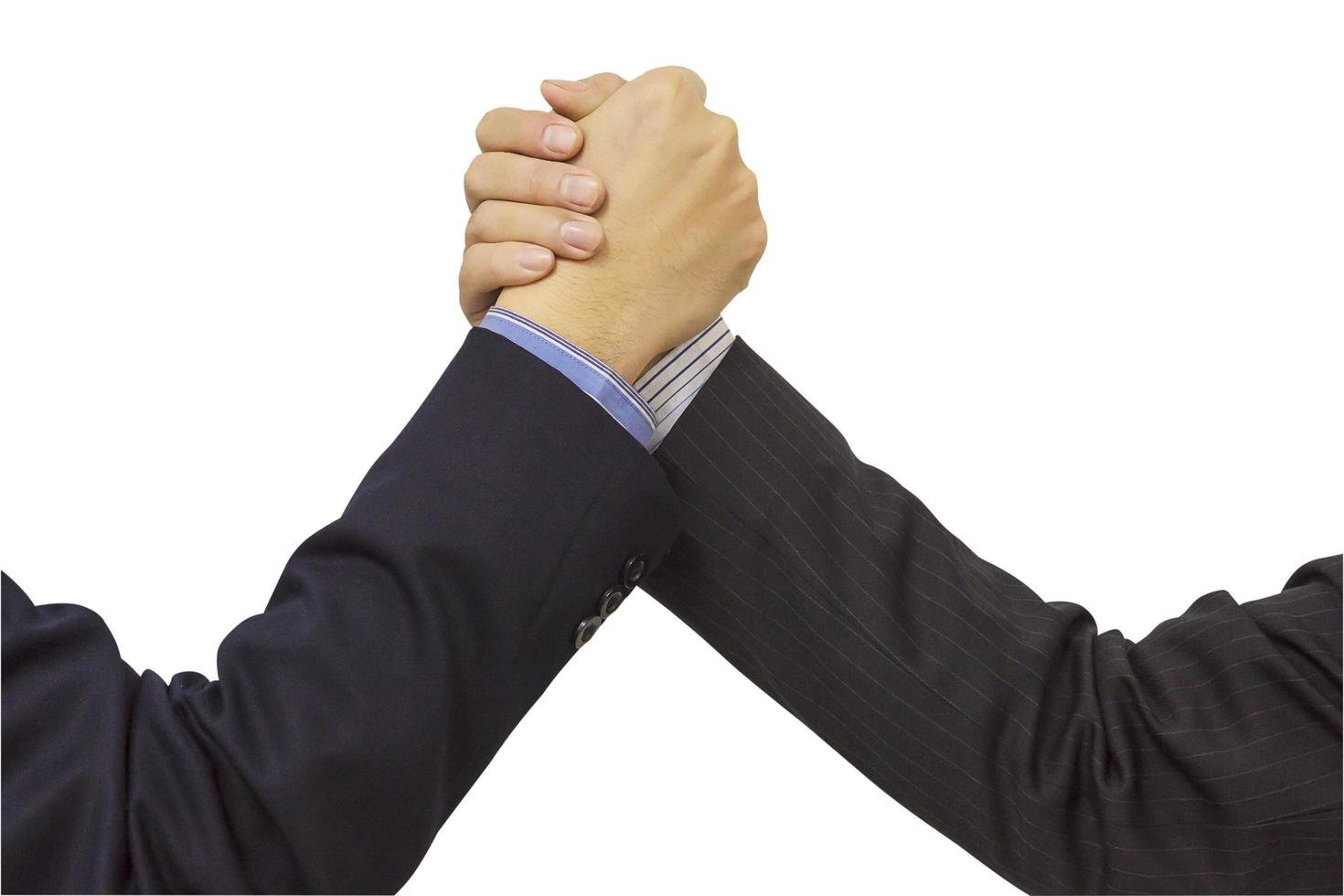 close-up de dois homens de negócios apertar as mãos firmemente isoladas sobre o branco. foto inclui traçado de recorte.