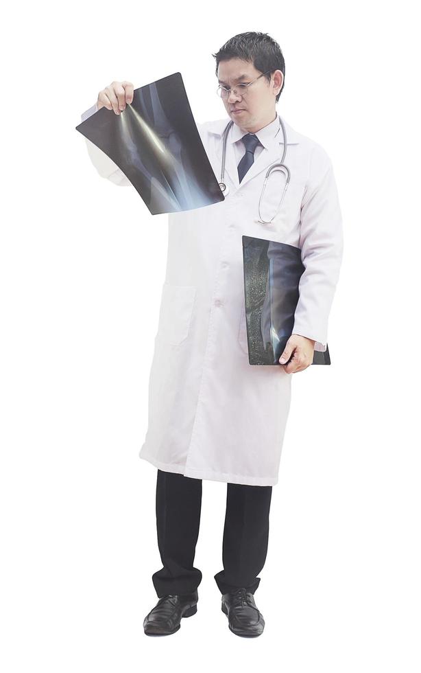 médico masculino em pé examinar filme de raio-x isolado sobre o branco foto