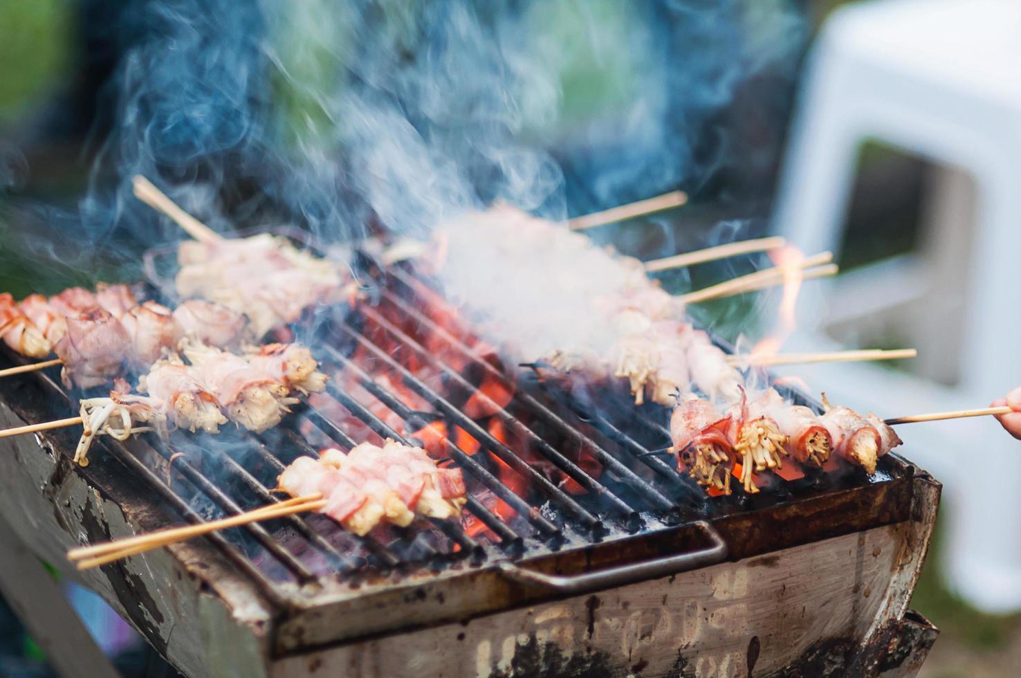 homem grill churrasco no lugar de grelhador a carvão quente - conceito de festa de jardim ao ar livre foto