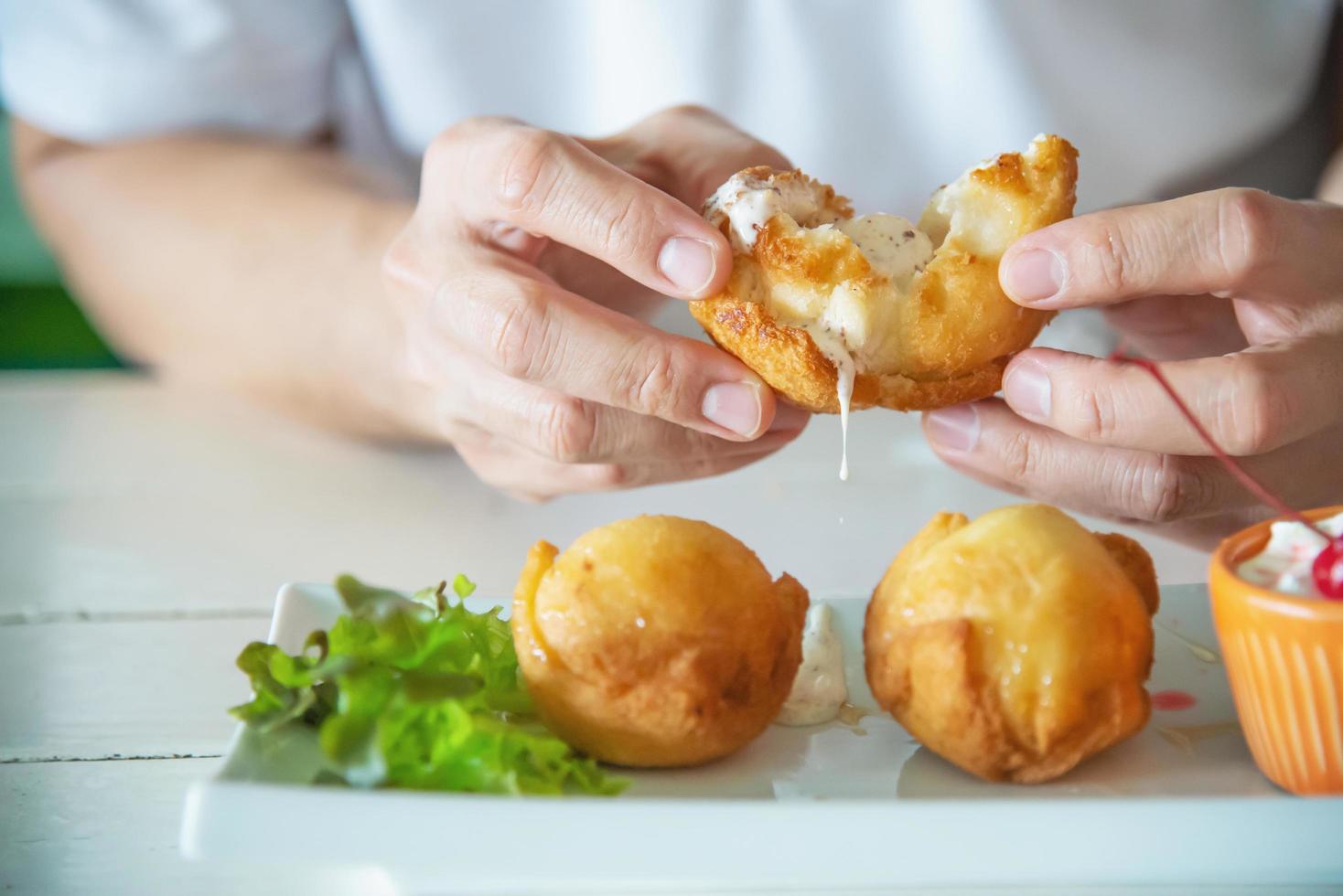 homem vai comer prato de bola de sorvete frito colorido - pessoas com conceito rápido de comida insalubre deliciosa foto