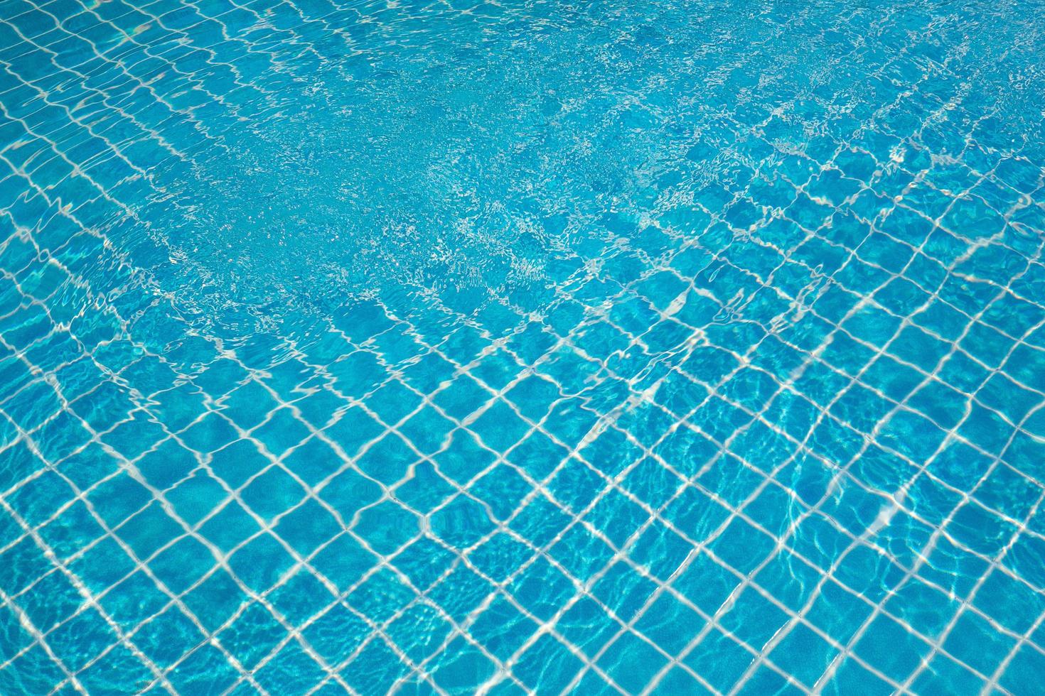 pequenas ondas em movimento na piscina ao ar livre. textura de água ondulada. foto