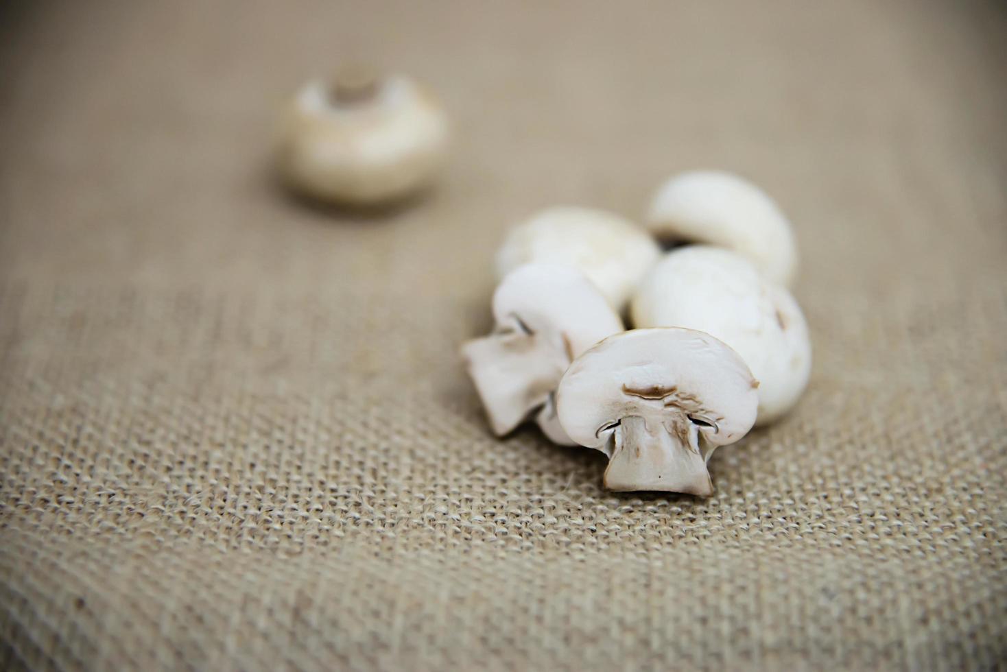 vegetais de cogumelos champignon frescos na cozinha - conceito de cozimento de vegetais de cogumelos frescos foto