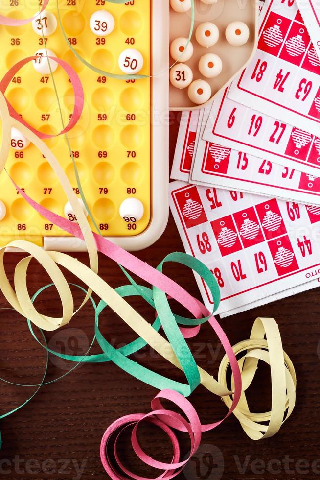 jogo de bingo com cartas para jogar e serpentinas. imagem vertical vista de cima. foto