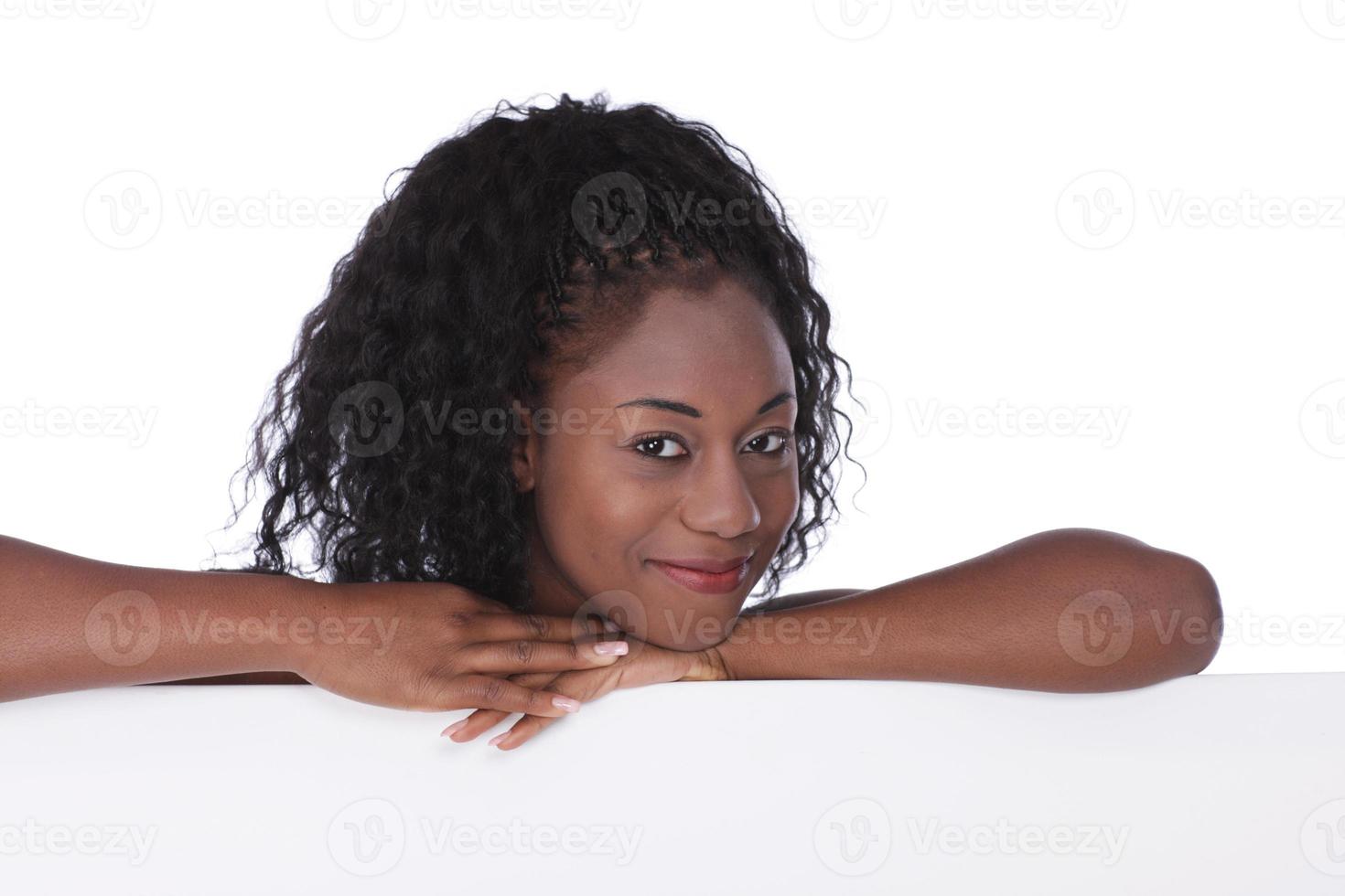 jovem mulher africana atrás de um quadro branco foto