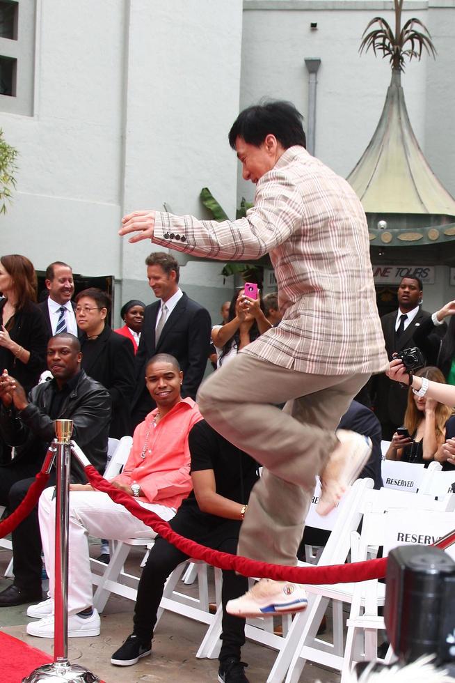 los angeles, 6 de junho - jackie chan na cerimônia de mão e pegada para jackie chan no teatro chinês tcl em 6 de junho de 2013 em los angeles, ca foto