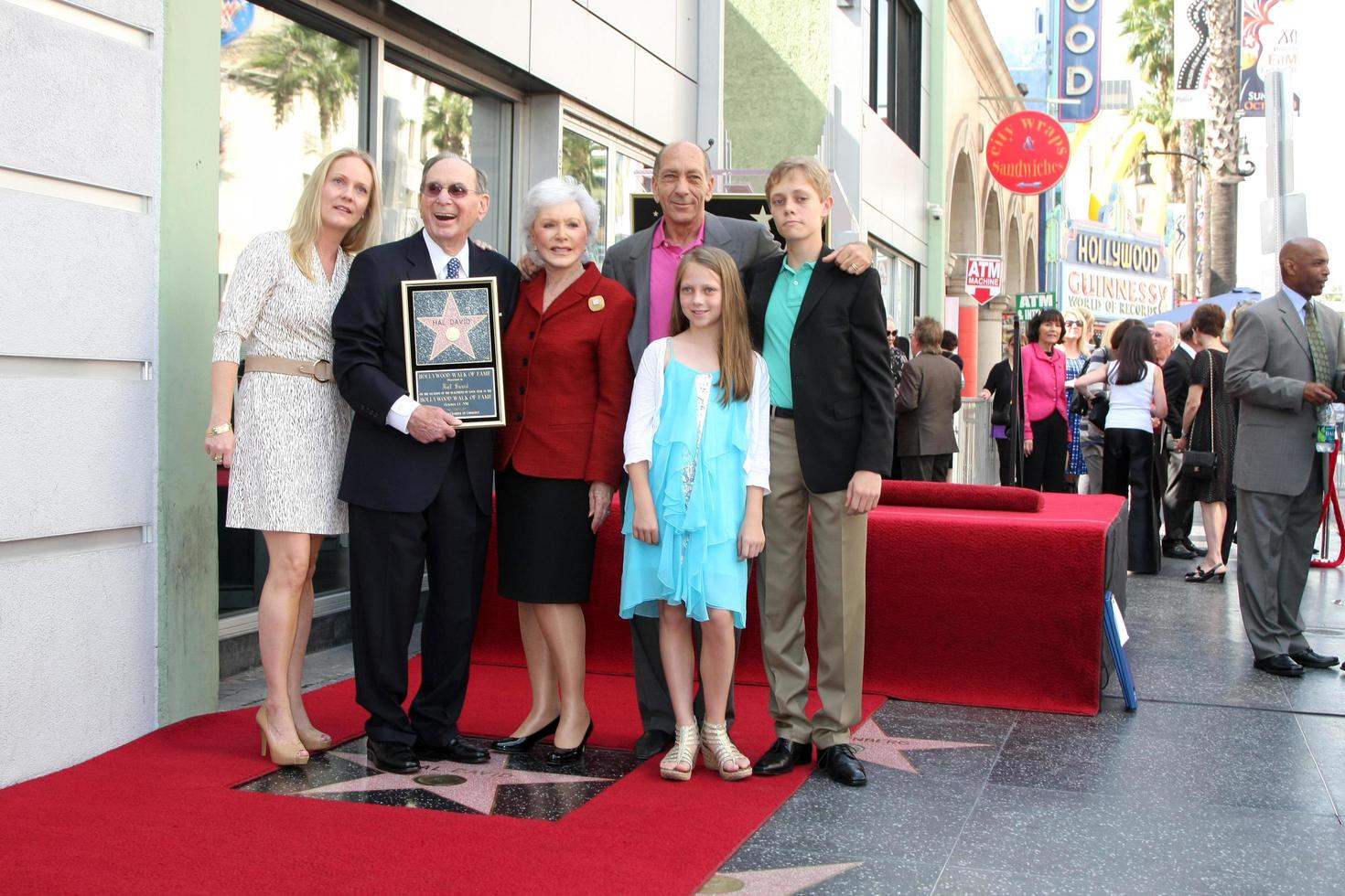 los angeles, 14 de outubro - hal david, família na cerimônia de entrega de uma estrela na calçada da fama de hollywood para hal david no musics institute em 14 de outubro de 2011 em los angelees, ca foto