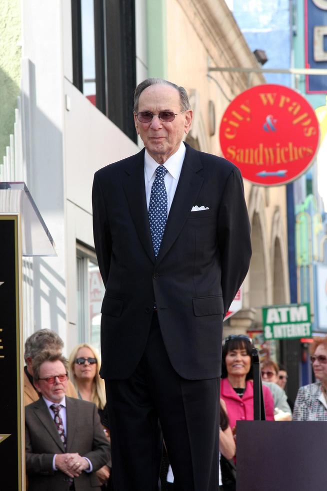 los angeles, 14 de outubro - hal david na cerimônia de entrega de uma estrela na calçada da fama de hollywood para hal david no músicos instituto em 14 de outubro de 2011 em los angelees, ca foto