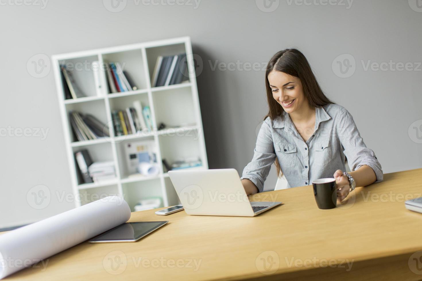 jovem mulher trabalhando no escritório foto