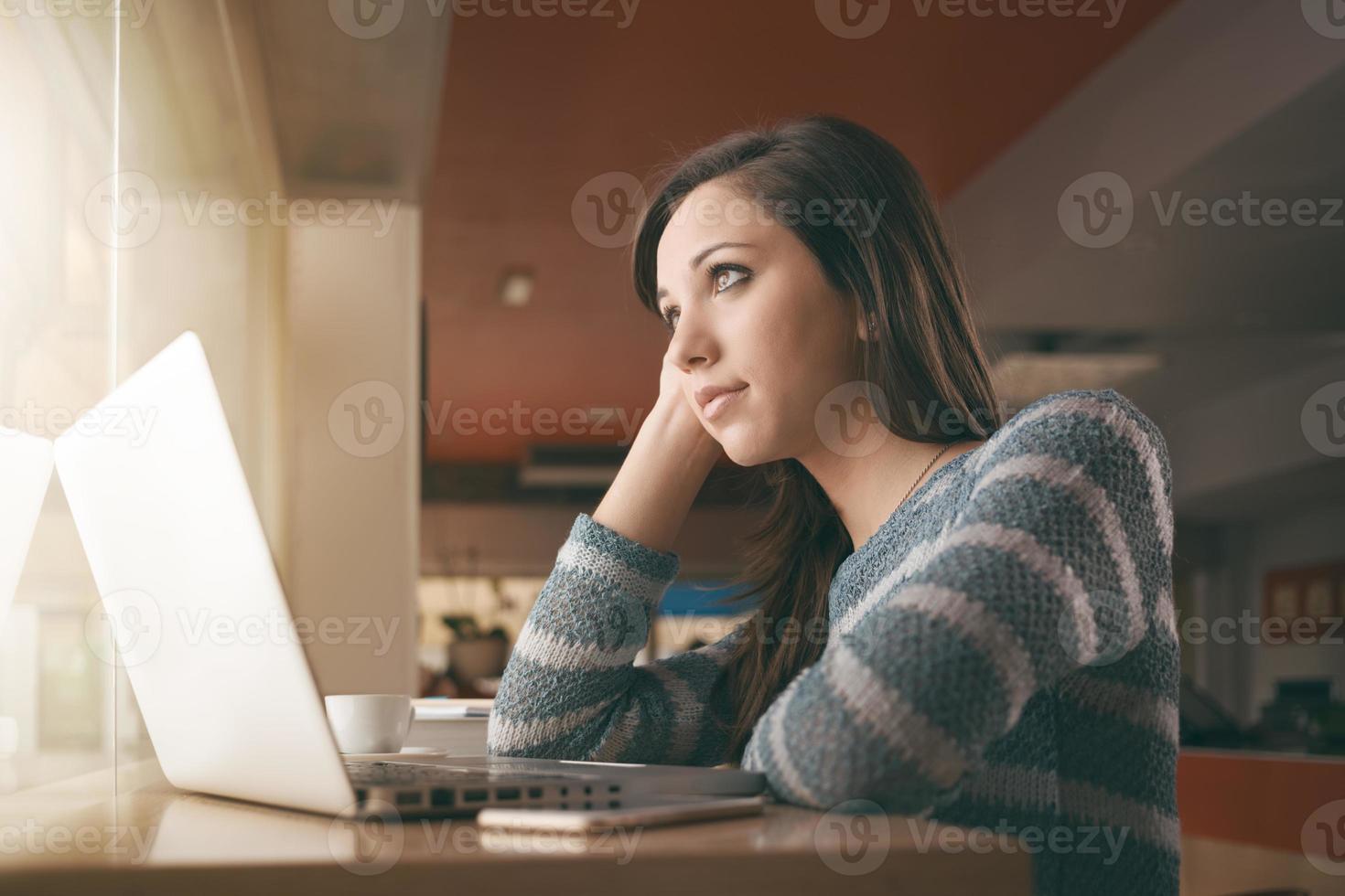 menina adolescente usando um laptop foto