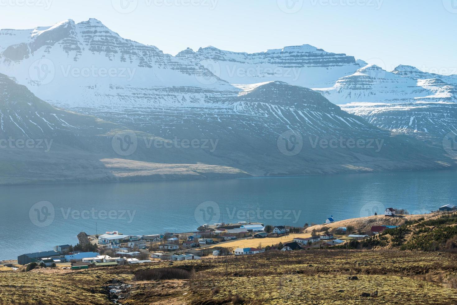 belas montanhas variam em stoovarfjorour a vila de pescadores no leste do fiorde do leste da islândia. foto