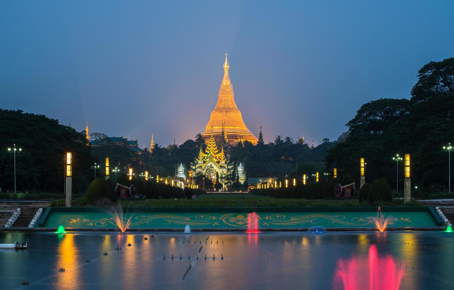 o pagode shwedagon com a fonte colorida vista do parque do povo no município de yangon de mianmar à noite. foto