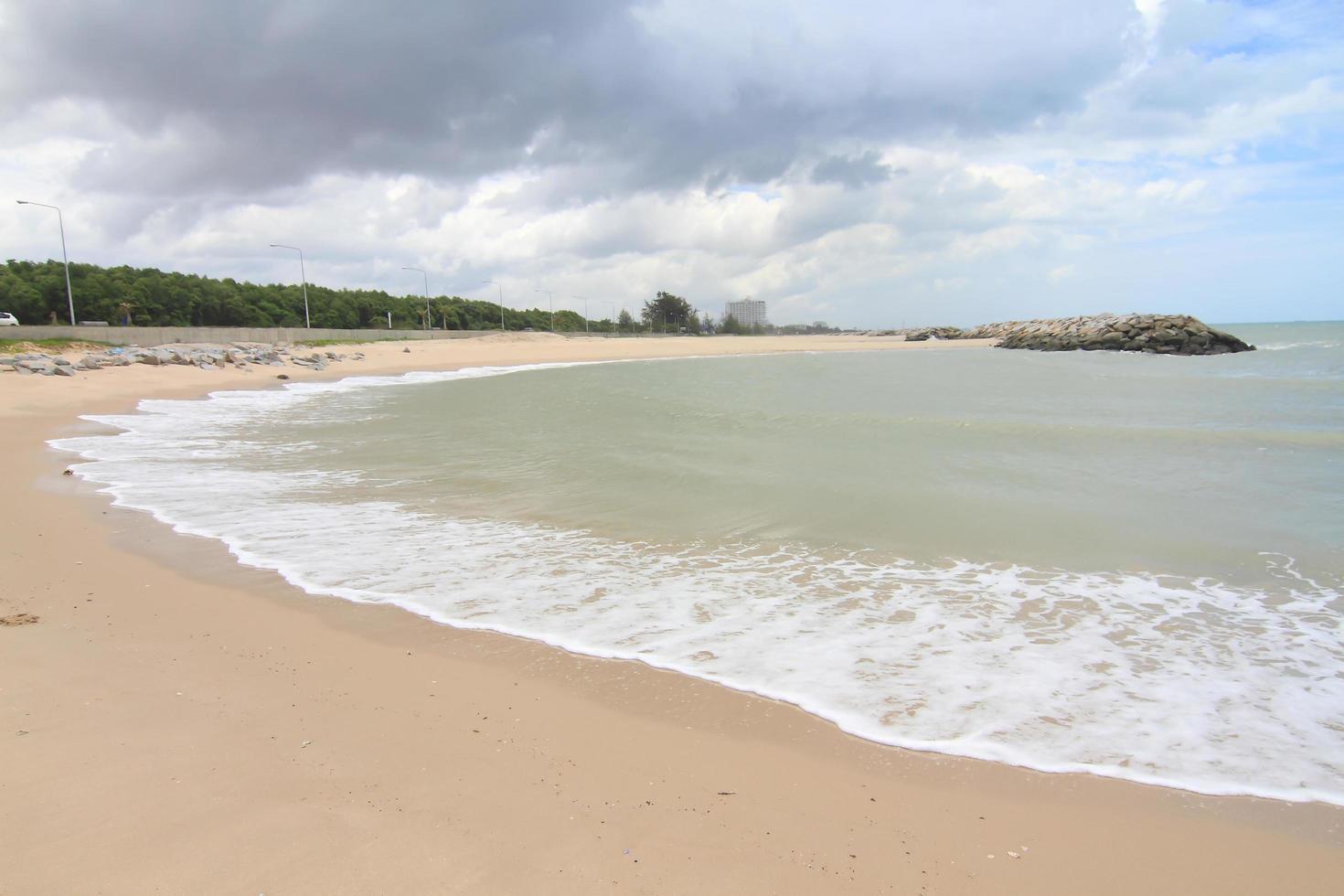 praia do sol da areia do mar para relaxar nas férias na tailândia foto