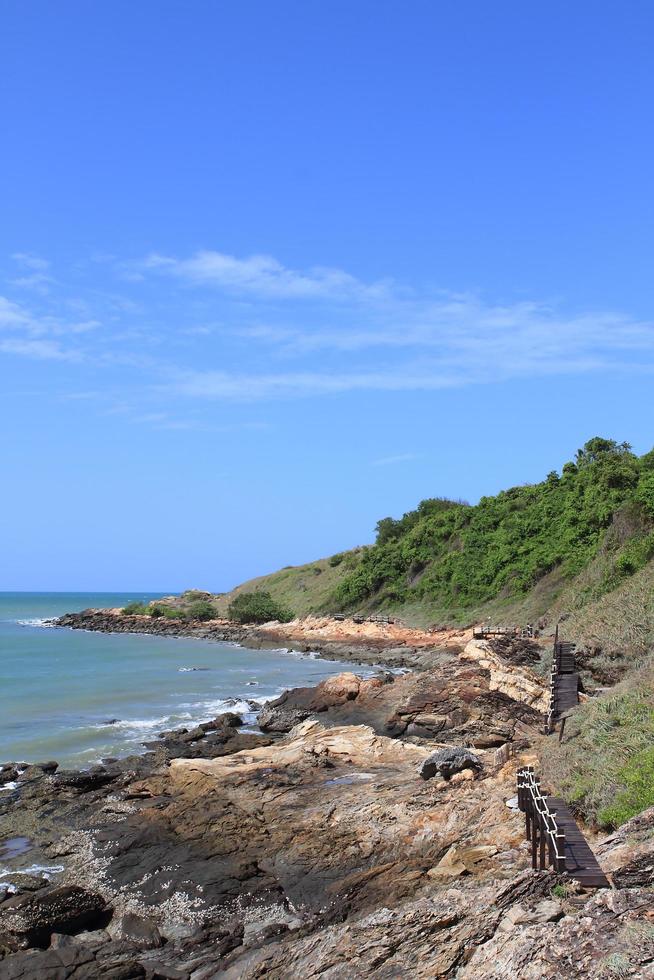 pedras na praia tropical foto