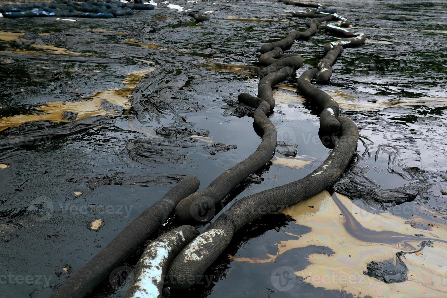 derramamento de petróleo bruto na praia foto