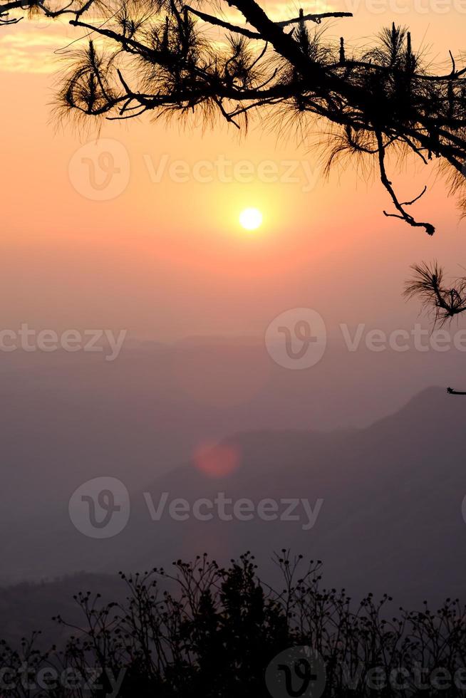 belo nascer do sol vista da paisagem de montanha em phu rua foto